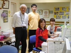 城石芳人施設長(左)と職員のみなさん