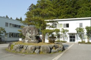 自然豊かな広野の地にある会社。写真中央には「感謝　心　人の和」の石碑がある