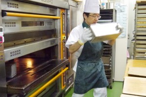 焼けた食パンを素早く出す柴谷さん