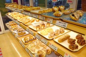 70～80種類のパンが並ぶ