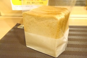 穴の谷の霊水で仕込み、大豆プロテインとプルーン配合の元気食パン