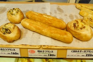 ハード系の「明太子フランス（中央、180円）」