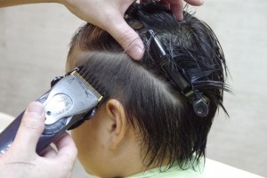 「ツーブロック」の髪型を作る途中
