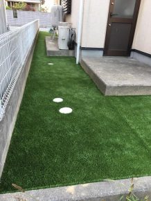 人工芝の施工をした中川さんの自宅の庭