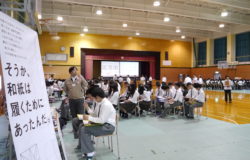 上市高校の体育館で開かれた「職業を知る会」